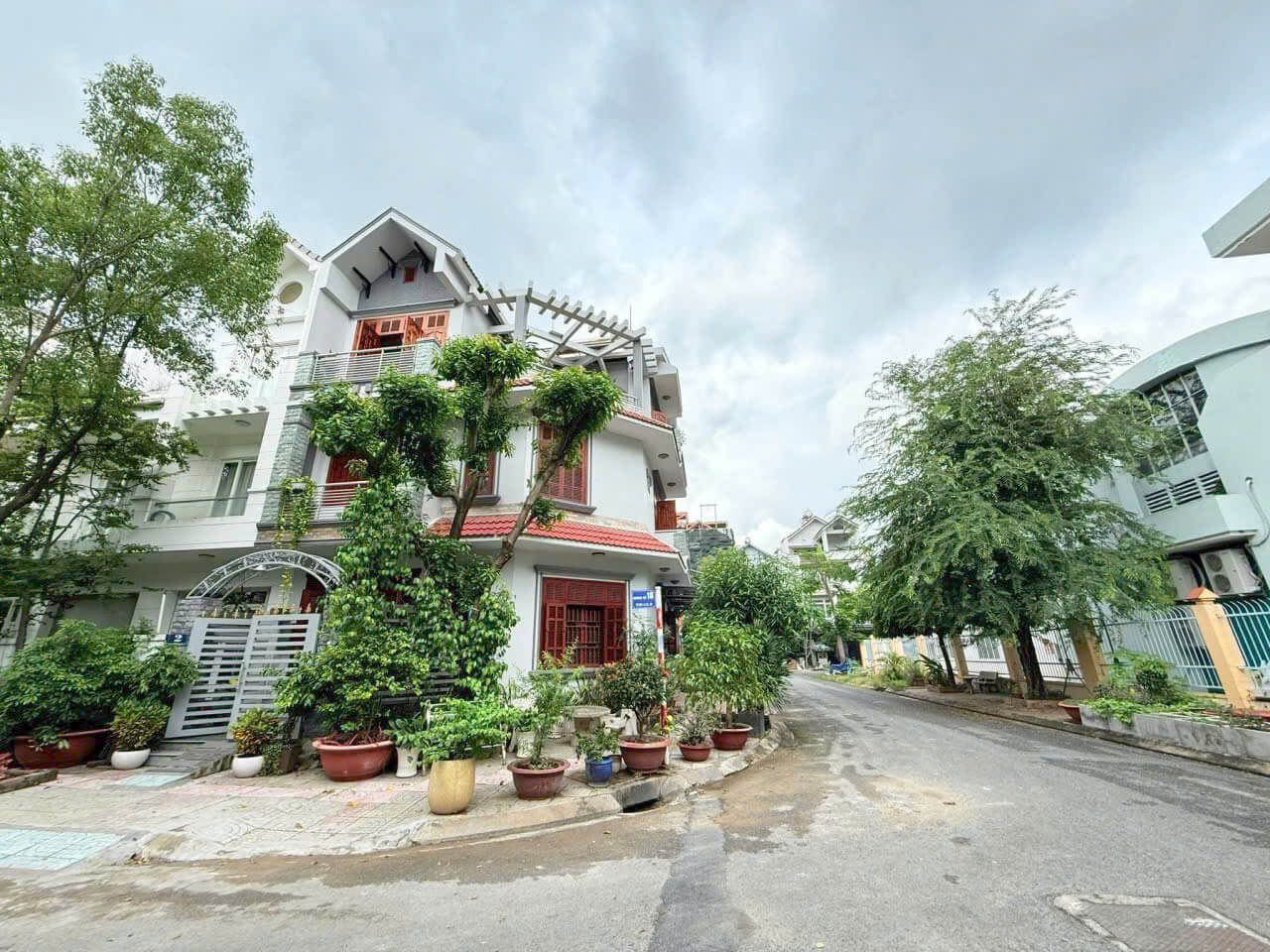 bán biệt thự góc 2 mặt tiền Sadeco ven sông Tân Phong